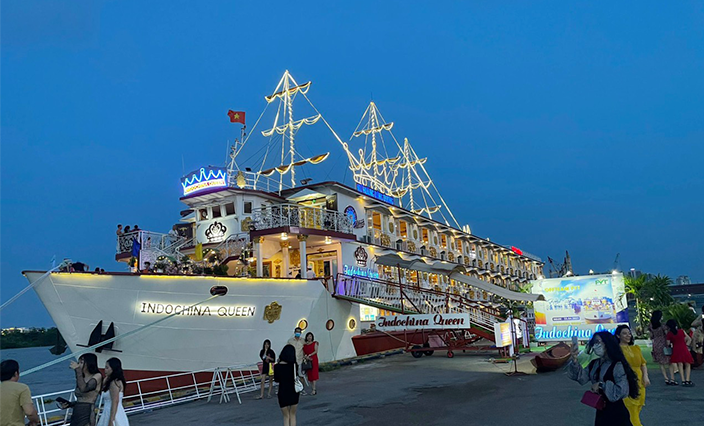 Tàu Indochina Queen, địa điểm ăn tối hoàn toàn khác biệt